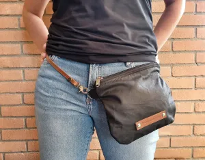 Fanny pack in waxed canvas with leather detachable strap