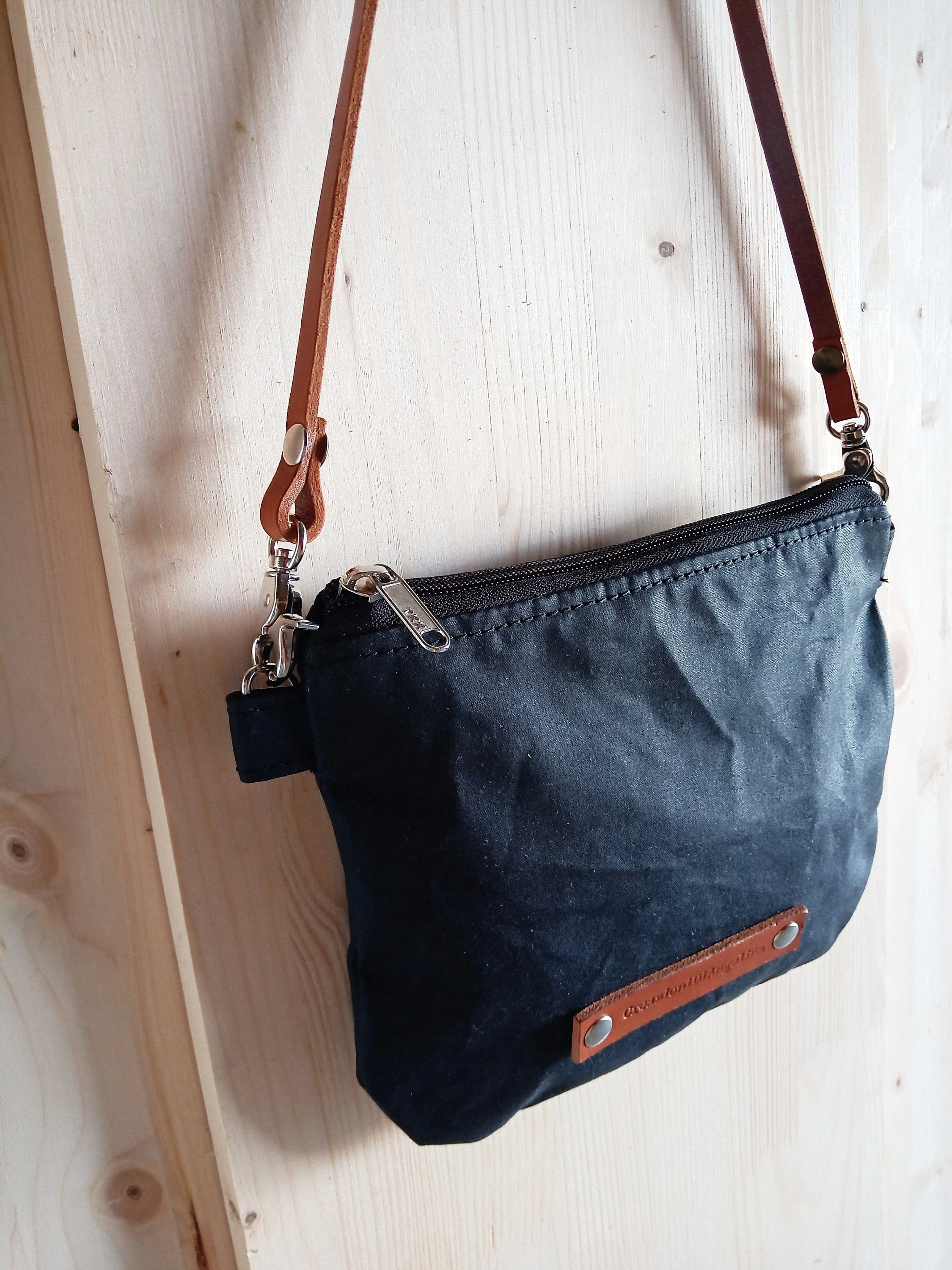 Fanny pack in waxed canvas with leather detachable strap