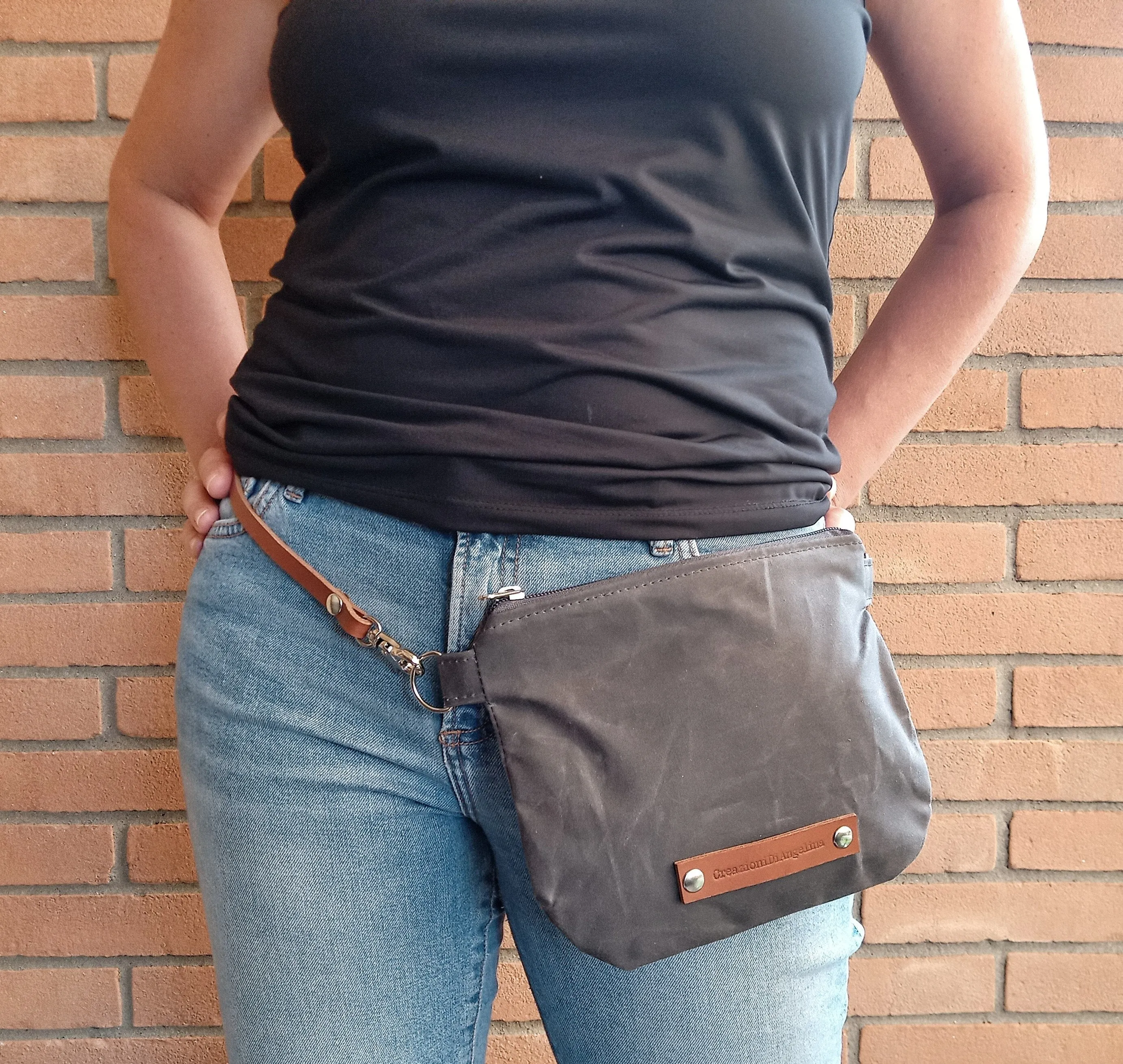Fanny pack in waxed canvas with leather detachable strap