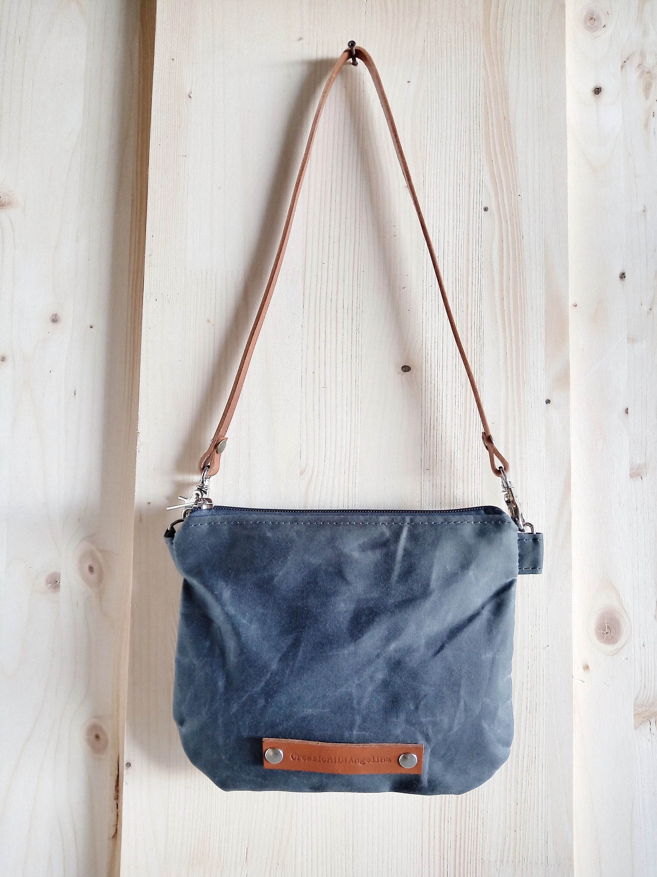 Fanny pack in waxed canvas with leather detachable strap