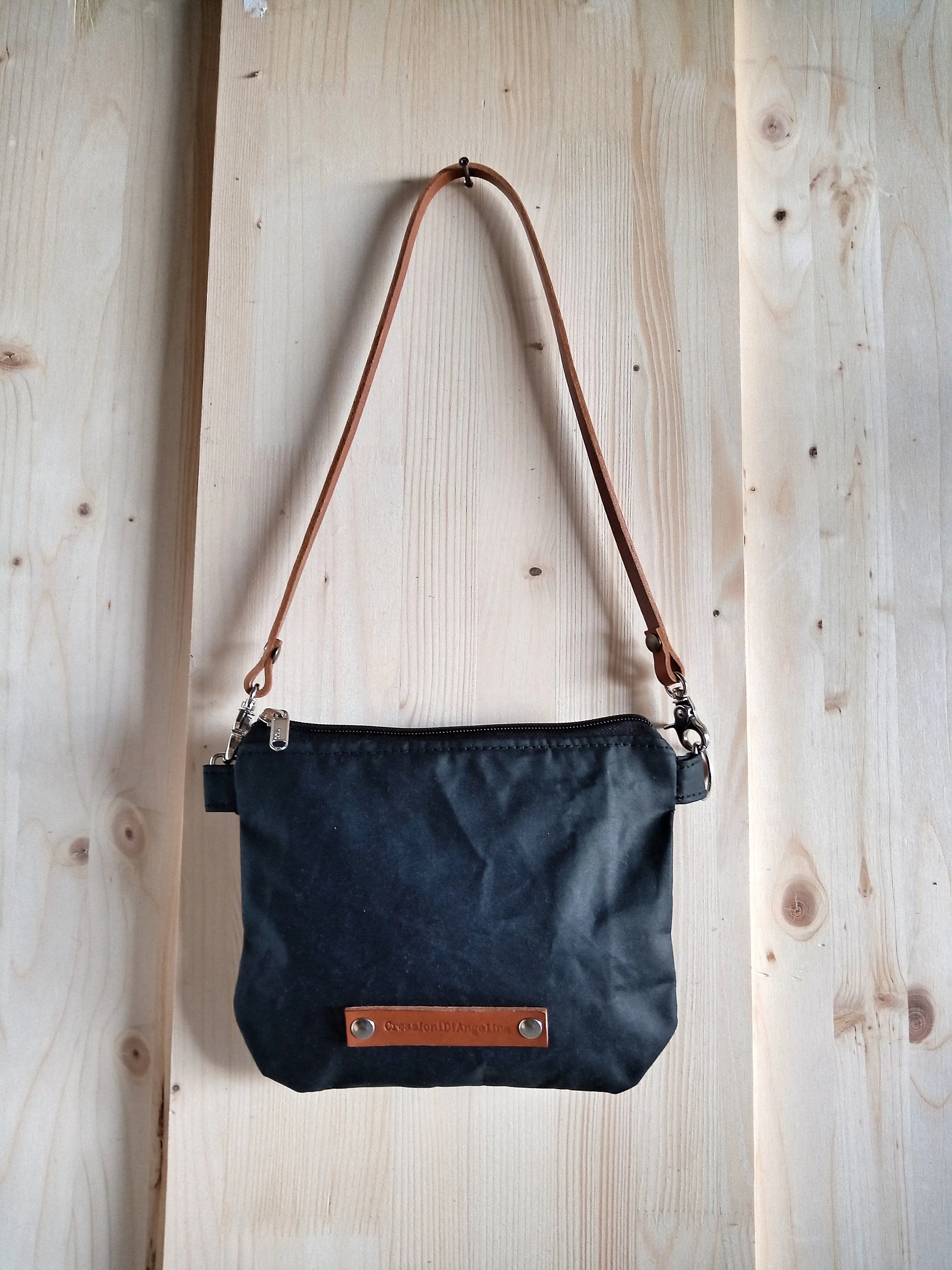 Fanny pack in waxed canvas with leather detachable strap