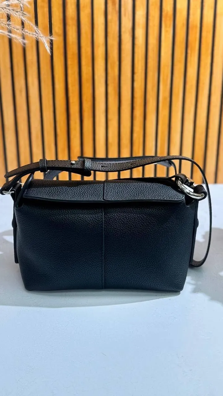 Genuine Leather Shoulder Bag – Timeless Elegance & Everyday Functionality