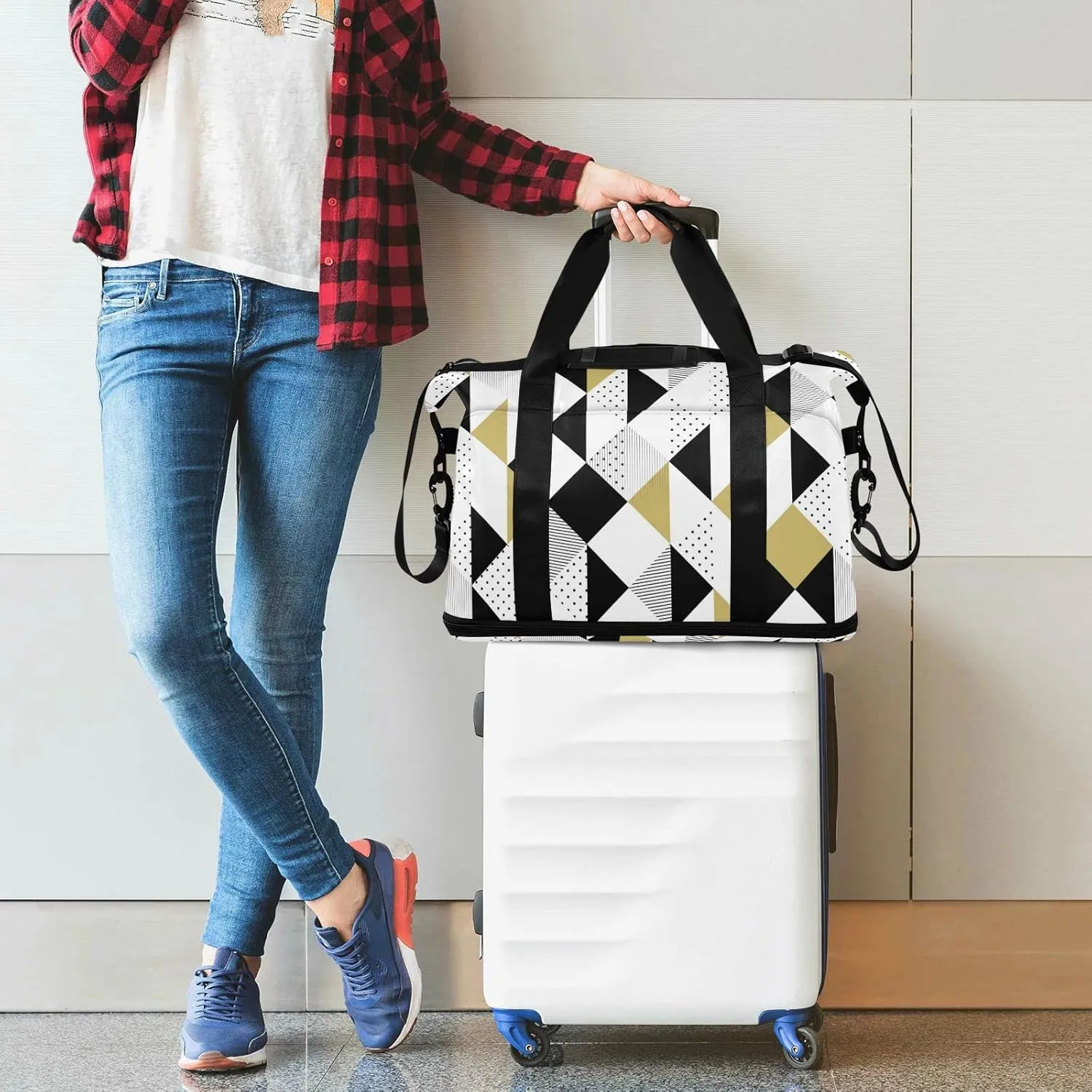 Gold Black and White Triangles, Black Polka Dots Geometric Pattern Gym Duffel Bag, Polyester Travel Weekender Luggage Handbag with Waterproof Pocket for Wet Items, Unisex Foldable Tote for Sports