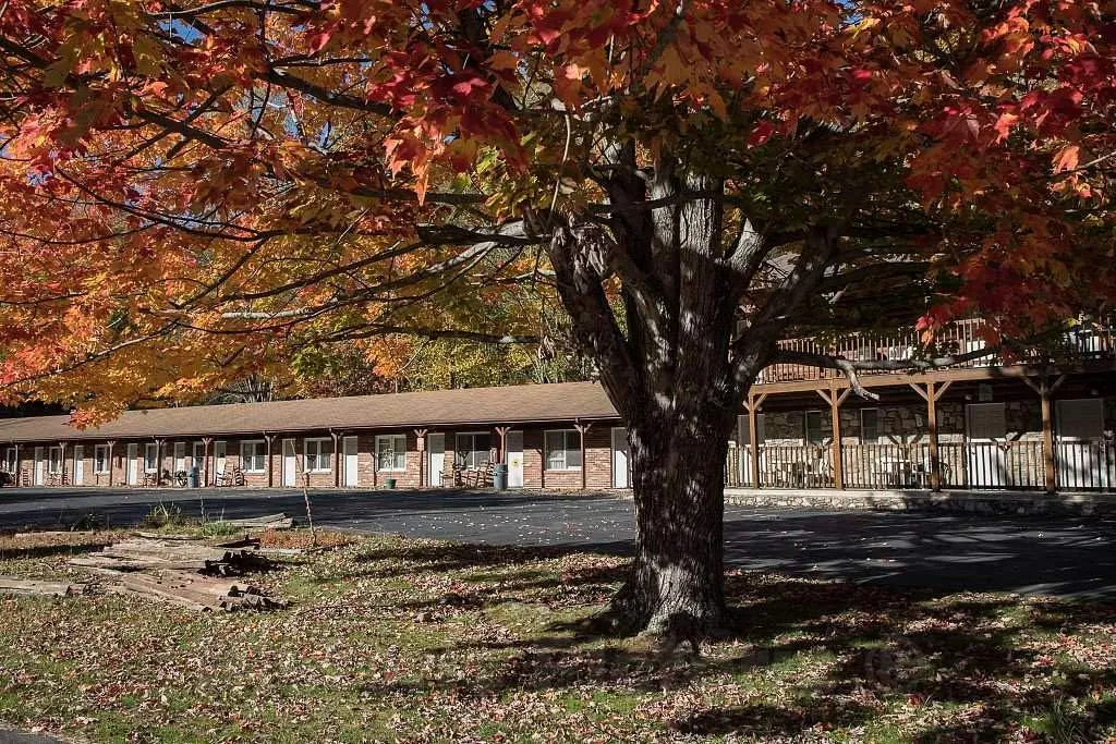 Historic Pictoric Photo - The Classic, Drive-up Stony Creek Motel in Maggie Valley, in The Great Smoky Mountain Range of far-Western North Carolina- Fine Art Photo Reporduction 12in x 08in