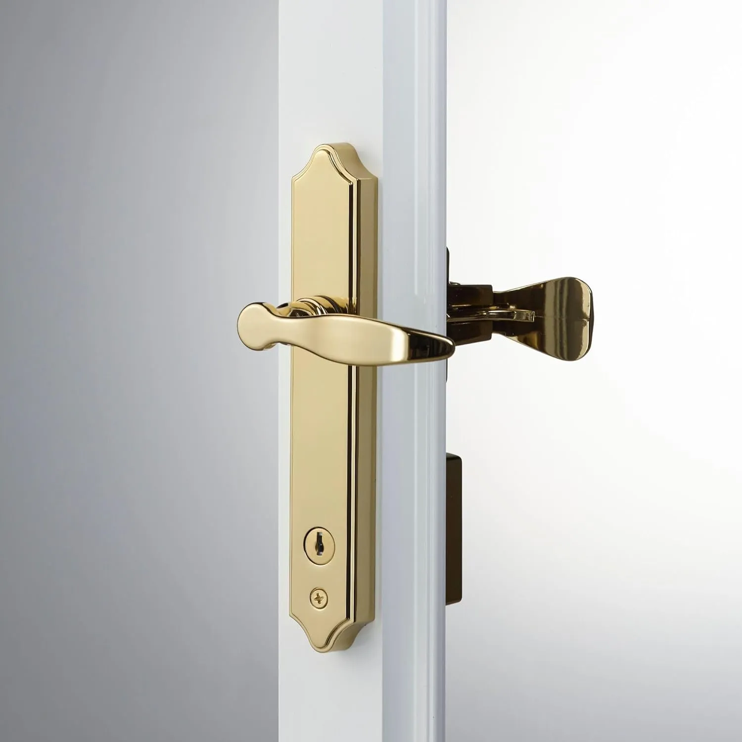 Ideal Security 1216 Surface Mount Storm Door Handle with Lock and Key for 1 – 1 ½ inches Thick Doors (Bright Brass, 4-Posts)