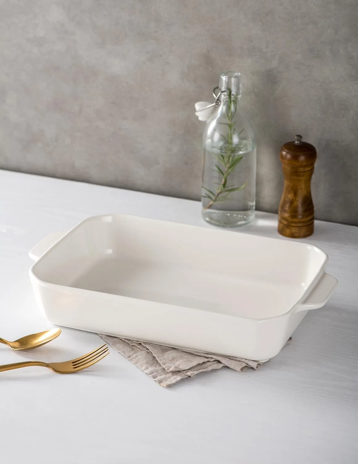 Onniyor Ceramic Baking Dish, Baking Pan with Handles, Casserole Dish for Oven, Large Baking Dish for Cooking, Lasagna Pans Deep, Porcelain Serving Bakeware from Oven to Table, 13x9 Inches, White
