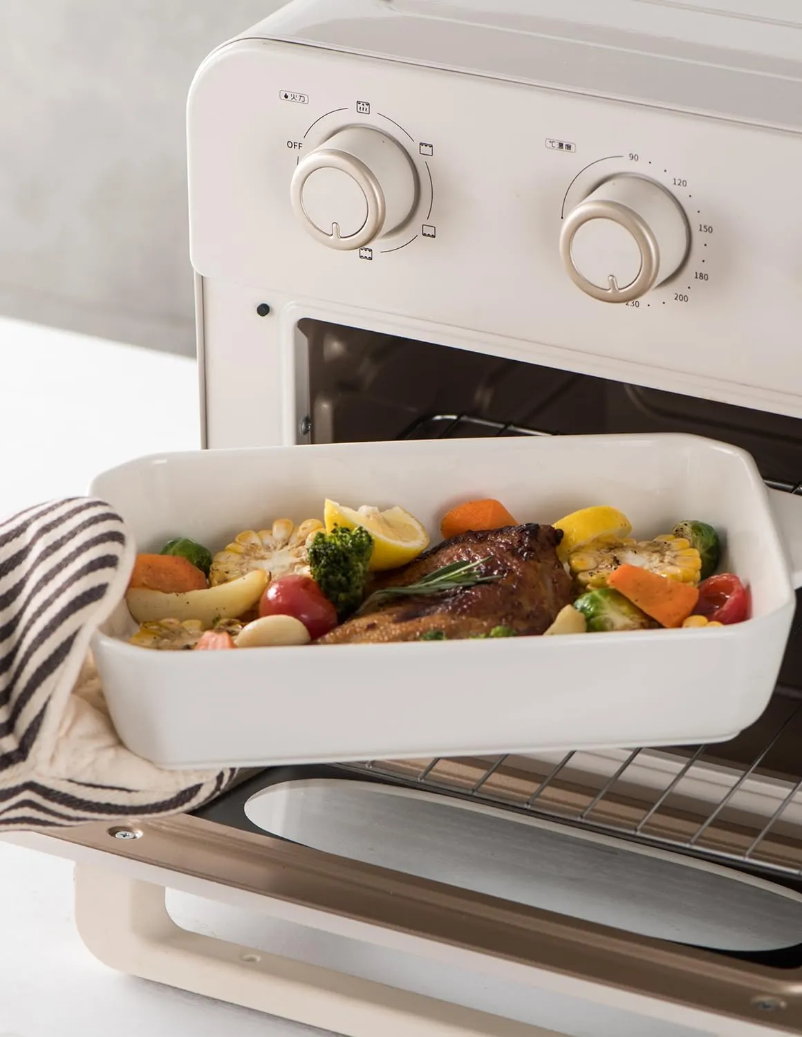 Onniyor Ceramic Baking Dish, Baking Pan with Handles, Casserole Dish for Oven, Large Baking Dish for Cooking, Lasagna Pans Deep, Porcelain Serving Bakeware from Oven to Table, 13x9 Inches, White