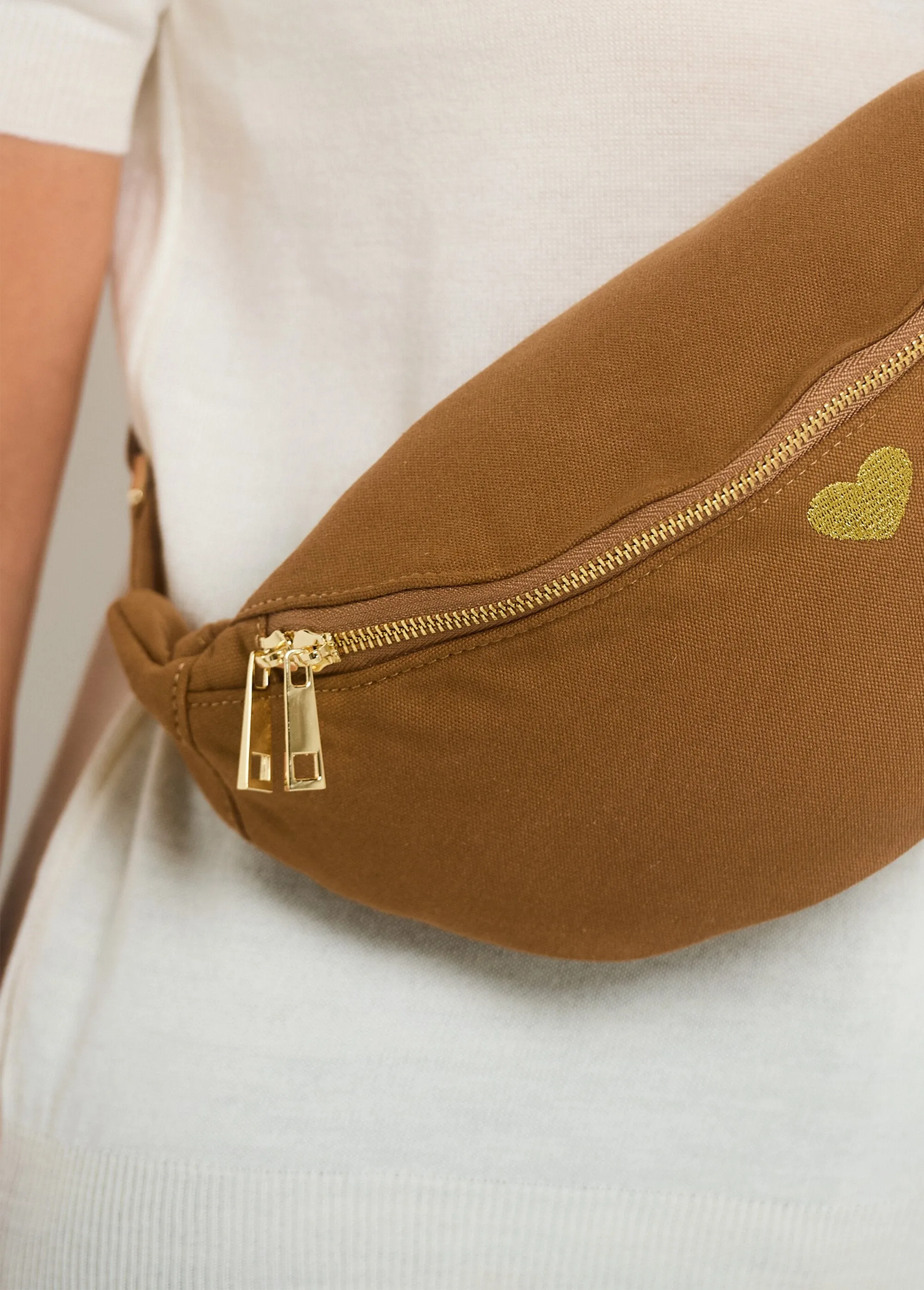 Plain zipped fanny pack with heart embroidery